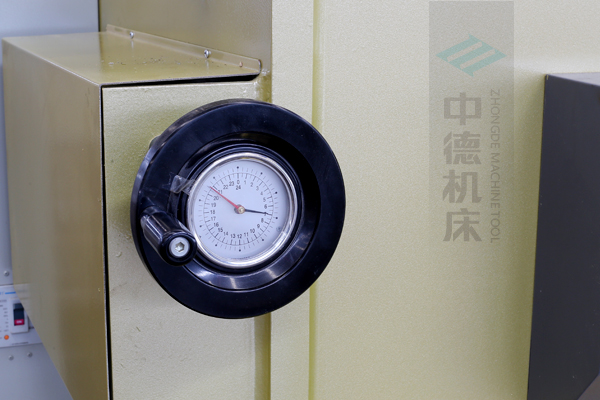 ZDG-632刀片間隙調(diào)節(jié)裝置，設(shè)置在機(jī)架前面，并有刻度顯示，調(diào)節(jié)方便.jpg