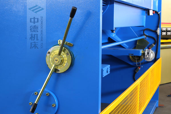 ZDSK-1632剪板機刀片間隙手動調節器，刻度清淅，調節省力又簡便.jpg