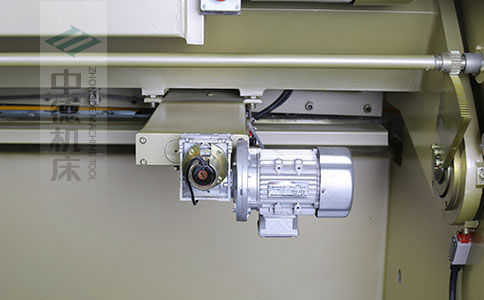 ZDS-1032剪板機后檔料結構，平行度高，并采用國內一流品牌軸承，耐磨抗壓壽命長.jpg