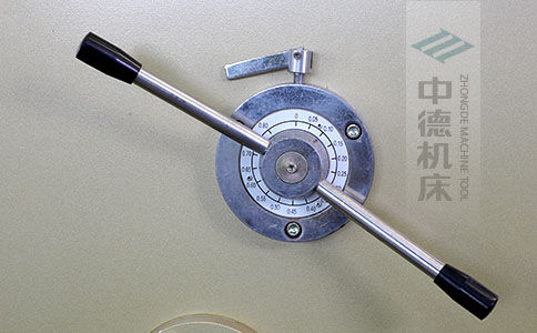 ZDS-640剪板機刀片間隙手動調節器，刻度清淅，調節省力又簡便.jpg